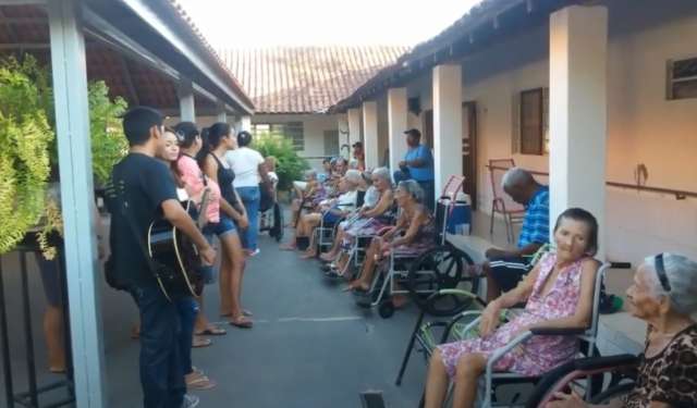 Embriagado, funcion&aacute;rio sai preso de asilo depois de xingar policiais