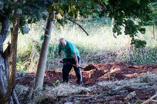 Cleber de Souza Carvalho escava terreno onde ele mesmo havia enterrado vítima de assassinato. (Foto: Henrique Kawaminami)
