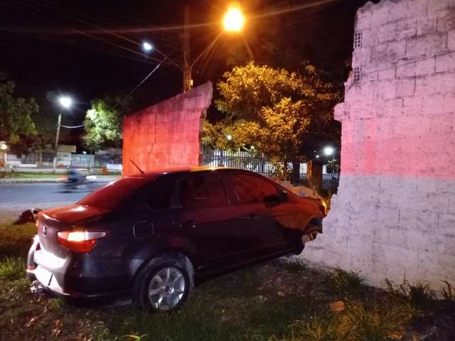B&ecirc;bado, motorista perde controle de dire&ccedil;&atilde;o e derruba muro de batalh&atilde;o da PM