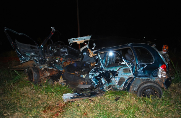 Ao fazer convers&atilde;o, carro colide em caminh&atilde;o e motorista sofre ferimentos 