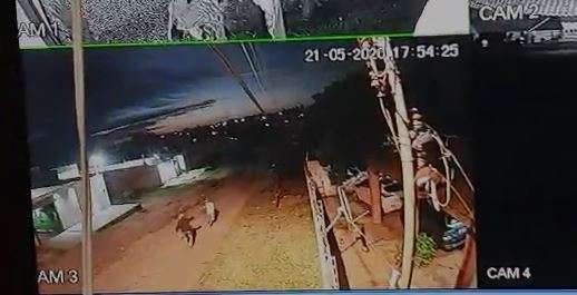Jovem &eacute; perseguido e executado a tiros ap&oacute;s sair da casa da av&oacute; 