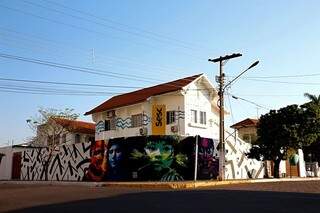 Fachada do prédio Sesc Corumbá tinha até uma pintura no muro para envolver a cultura. (Foto: Divulgação)