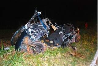 Carro ficou completamente destruído após acidente (Foto: Tiago Apolinário/ Da Hora Bataguassu)