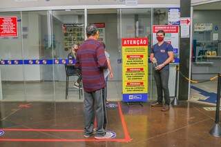 Distribuição de álcool em gel, distanciamento mínimo e instalação de placas de orientação foram algumas das medidas adotadas pelas lotéricas (Foto: Divulgação)