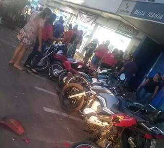 Caminhonete desgovernada passa por cima de 20 motos e tomba