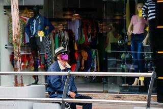 Morador de Campo Grande usa máscara para ir até o centro da cidade (Foto: Henrique Kawaminami)