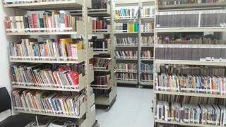 Na livraria tinha vários exemplares de livros para a população. (Foto: Reprodução/Facebook Sesc Corumbá)