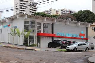 A Polimedic fica na Rua 15 de Novembro, Nº 1297, no Centro. A entrada com acessibilidade fica na Rua Jose Antônio, N° 722. (Foto: Divulgação)