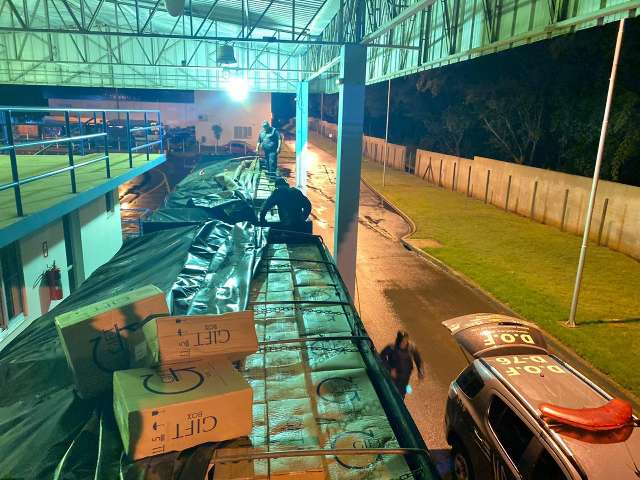 Carreta roubada &eacute; apreendida com 70 mil pacotes de cigarros contrabandeados 