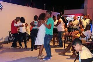 Os moradores de Corumbá dançando durante um dos eventos que aconteceu na unidade. (Foto: Divulgação/Sesc)