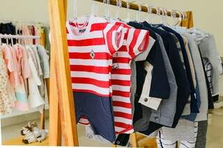 A loja também conta com conjuntinhos de camiseta e short, e tem até camisetinhas a mostra nas araras. (Foto: Kísie Ainoã)