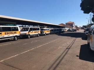 Vans do transporte escolar durante protesto na Esplanada Ferroviária em Campo Grande (Foto: Arquivo/Campo Grande News)