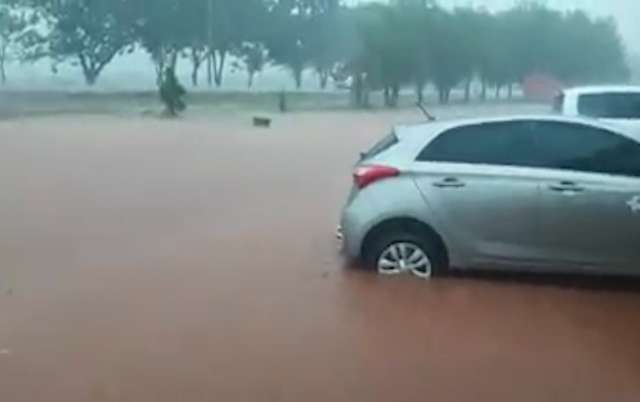 Em meia-hora de chuva, &aacute;gua cobre avenida em  Rio Brilhante 
