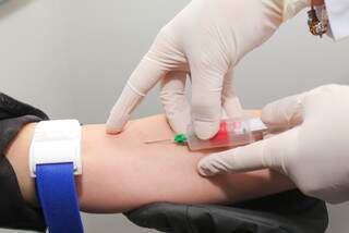 O exame consiste em uma coleta de sangue rápida (Foto: Marcos Maluf)
