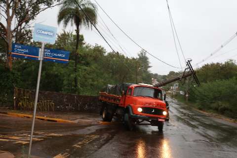 Caminhão bate em poste de energia na Spipe Calarge e deixa rua inteira sem luz