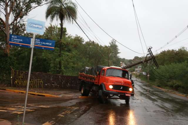 Caminh&atilde;o bate em poste de energia na Spipe Calarge e deixa rua inteira sem luz