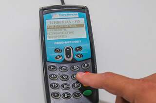 Maquininha usada para débito do benefício é a mesma que faz recargas para celular (Foto: Marcos Maluf)