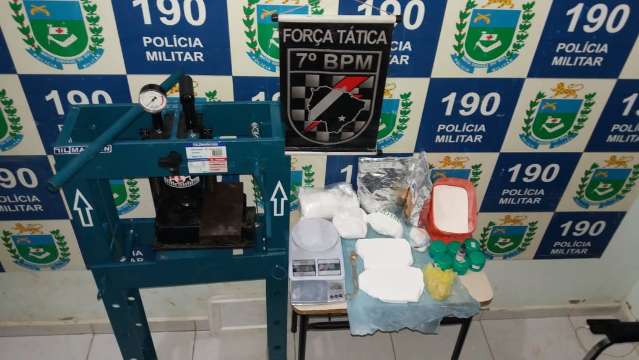 PM descobre &quot;laborat&oacute;rio&quot; improvisado de coca&iacute;na e prende casal de traficantes 