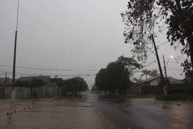 Frente fria chega com vento, chuva e trovoadas na regi&atilde;o sul de MS