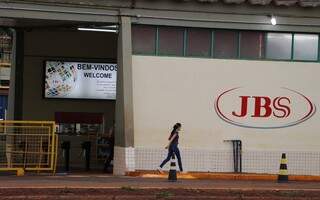 Indústria da Seara/JBS em Dourados, onde 57 trabalhadores já foram infectados pelo coronavírus (Foto: Helio de Freitas)