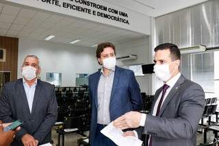 Da esquerda para a direita: Marcelo Salomão do Procon estadual, Vinicius Correa do Procon municipal e Homero Lupo, defensor (Foto: Henrique Kawaminami)