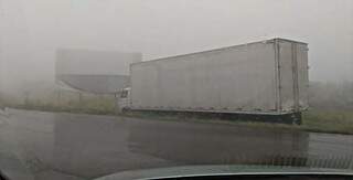 Caminhão saiu de rodovia devido a forte neblina (Foto: Direto das Ruas)