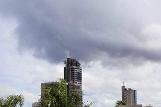 Prometida, chuva que traz frio para o Estado chega a bairros de Campo Grande