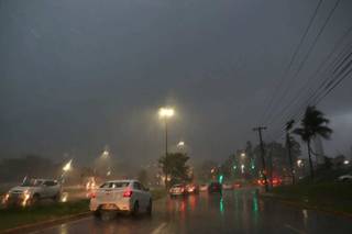 Chuva antecipou noite na Avenida Gury Marques (Foto: Paulo Francis)