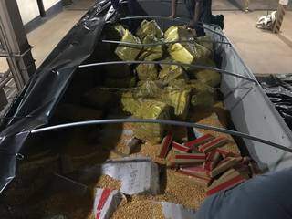 As 28 toneladas de maconha estavam cobertas por pequena camada de milho. (Foto: Divulgação/PF)