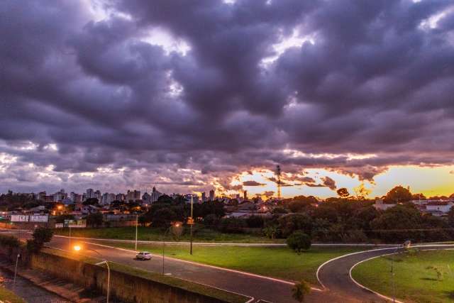 Frente fria chega provocando pancadas de chuva e Inmet alerta para temporal 