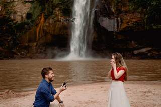 Jadson e Amanda durante pedido de casamento (Foto: Guilherme Calazans)