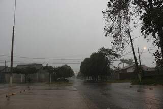 Chuva desta sexta-feira em Dourados (Foto: Helio de Freitas)