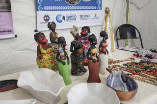 Artesanatos de porcelanas e bonecas de argila podem entrar para o catálogo virtual. (Foto: Divulgação/Sectur)