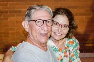 Magno e Laís, apaixonados durante os 33 anos de casamento. (Foto: Arquivo Pessoal)
