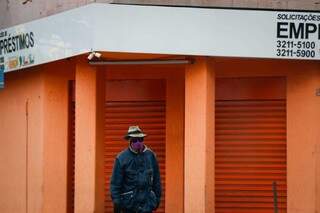 Homem sai “equipado” para enfrentar frio da Capital (Foto: Henrique Kawaminami)