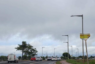 Céu nublado neste sábado na Avenida Duque de Caxias (Foto: Henrique Kawaminami)