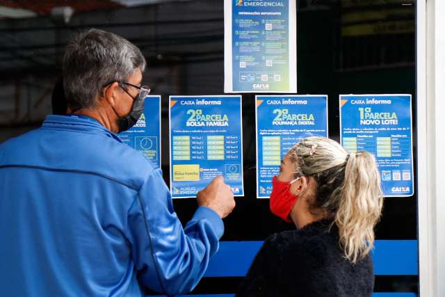 Maioria dos que fazem fila na Caixa Econ&ocirc;mica n&atilde;o usa aplicativos 