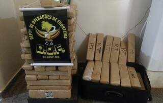 Carro capota e &eacute; abandonado com 137 quilos de maconha na MS-164