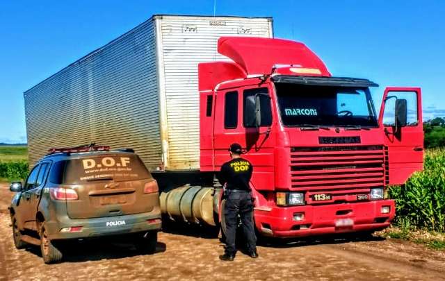 Em carreta roubada, suspeito atira e tenta fugir a p&eacute;, mas &eacute; morto pelo DOF