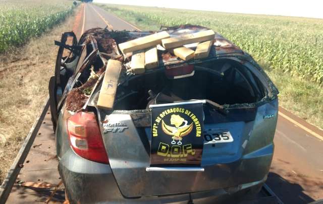 Carro capota e &eacute; abandonado com 137 quilos de maconha na MS-164