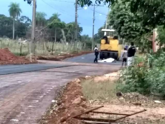 Homem morre esmagado por rolo compressor