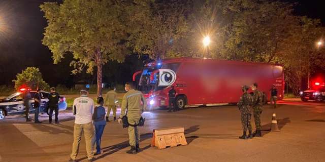 &Ocirc;nibus &eacute; barrado e passageiros impedidos de desembarcar 