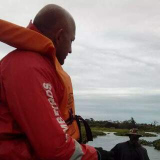 Homens que haviam saído para pescar se perderam durante temporal (Foto: Divulgação/Bombeiros)