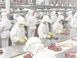 Funcionários trabalham no corte de carnes em frigorífico de Iguatemi (Foto: Divulgação)