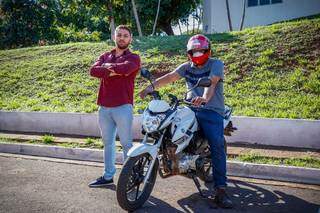 O sócio proprietário do app, Paulo Sanches ao lado do motociclista, Rudson Roberto. (Foto: Henrique Kawaminami)