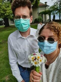 Segurando o buquê feito com flores de margaridas, Ana Beatriz e Christian tiveram que usar máscaras de proteção para a cerimônia.(Foto: Arquivo pessoal)