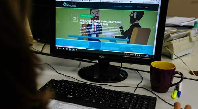 Rede estadual come&ccedil;a amanh&atilde; a transmiss&atilde;o de aulas pela TV