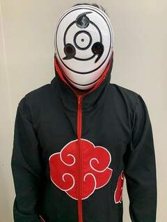 Cosplayer de personagem do anime Naruto com Capa e máscara.