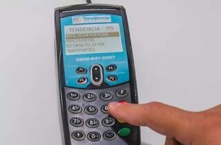 Maquininha usada para débito do benefício é a mesma que faz recargas para celular (Foto/Arquivo: Marcos Maluf)