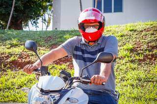 Com máscara e capacete, Rudson Roberto é um dos motociclistas que realizam corridas através do app. (Foto: Henrique Kawaminami)